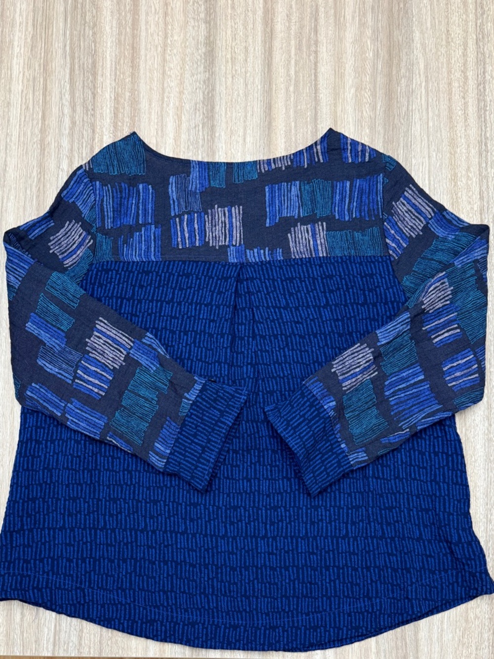 Habitat Patch Hi Long Sleeve Blouse / Tee Size Medium Blue Pattern - Picture 2 of 10